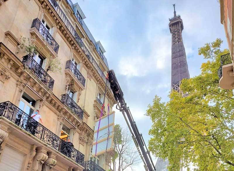 Manutention d'un tableau à la grue avec passage par fenêtre à Paris