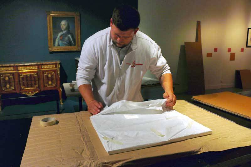 Déballage et installation des oeuvres de l'exposition